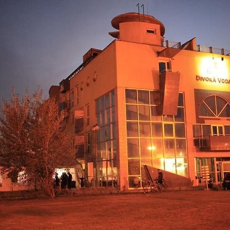 Hotel And Park Divoka Voda Братислава Екстериор снимка