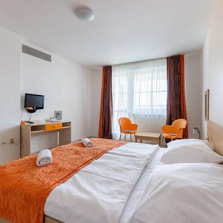 Hotel And Park Divoka Voda Братислава Екстериор снимка