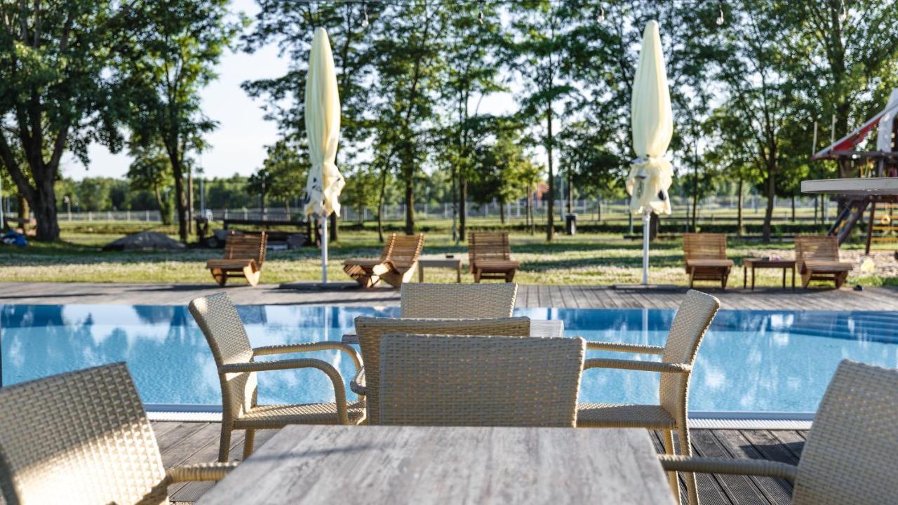 Hotel And Park Divoka Voda Братислава Екстериор снимка