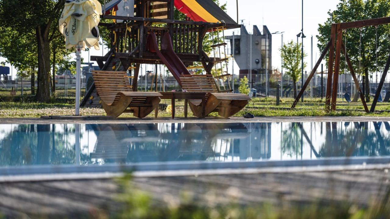 Hotel And Park Divoka Voda Братислава Екстериор снимка