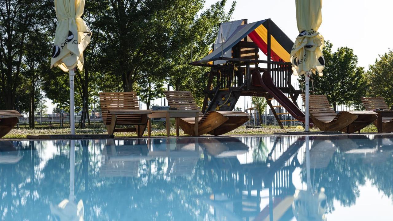 Hotel And Park Divoka Voda Братислава Екстериор снимка
