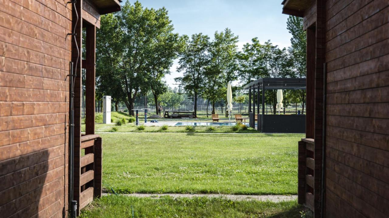 Hotel And Park Divoka Voda Братислава Екстериор снимка