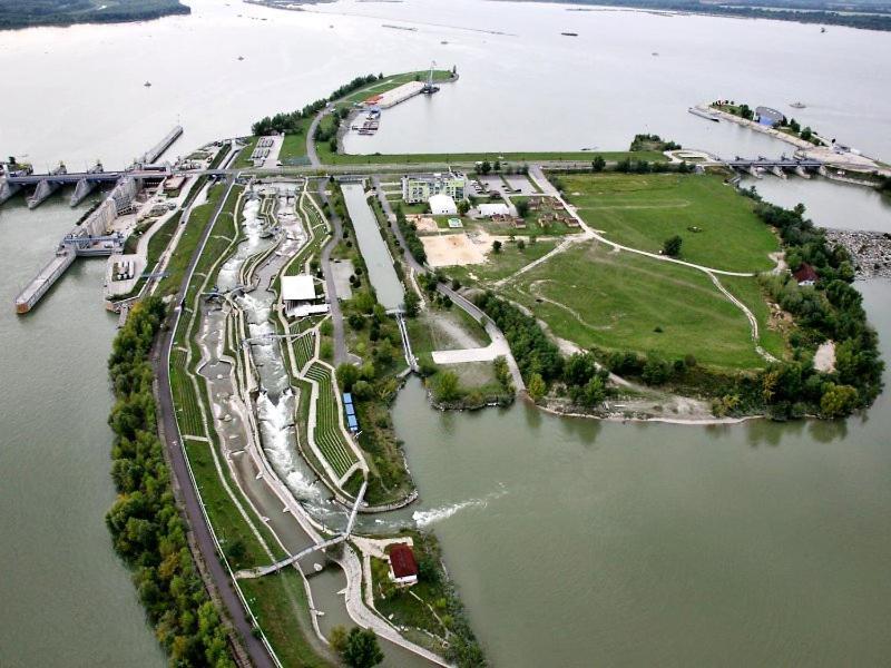 Hotel And Park Divoka Voda Братислава Екстериор снимка