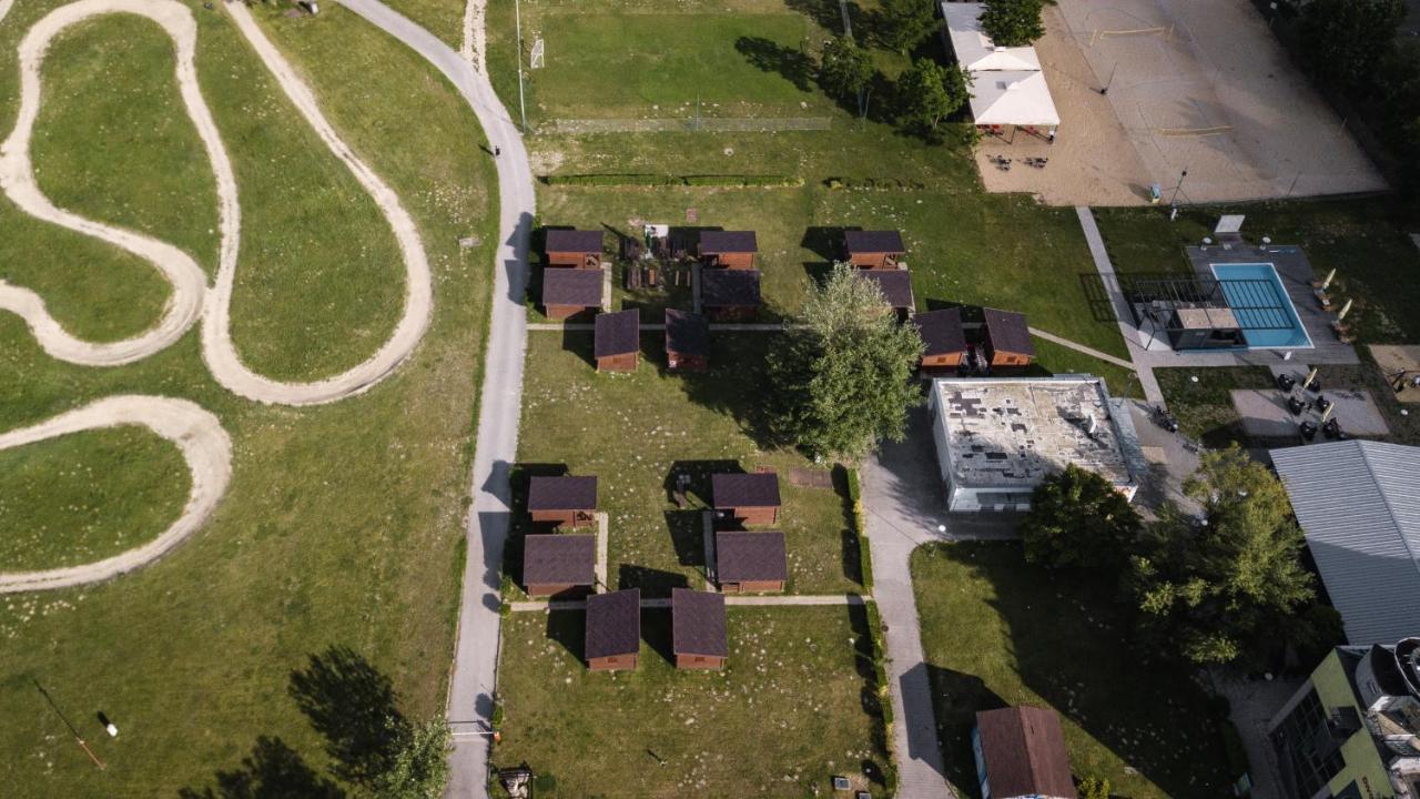 Hotel And Park Divoka Voda Братислава Екстериор снимка