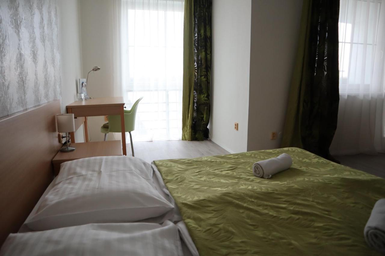Hotel And Park Divoka Voda Братислава Екстериор снимка