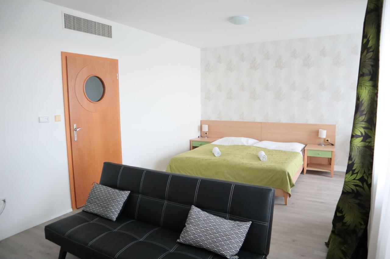 Hotel And Park Divoka Voda Братислава Екстериор снимка