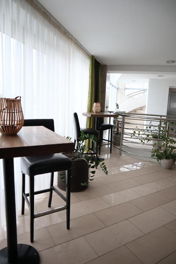 Hotel And Park Divoka Voda Братислава Екстериор снимка
