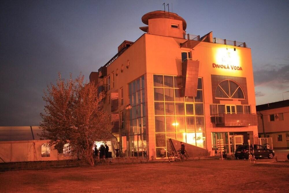 Hotel And Park Divoka Voda Братислава Екстериор снимка