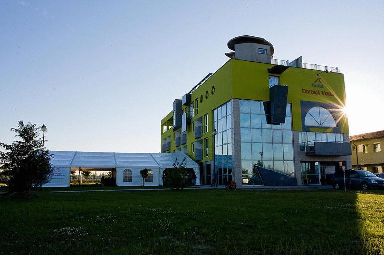 Hotel And Park Divoka Voda Братислава Екстериор снимка